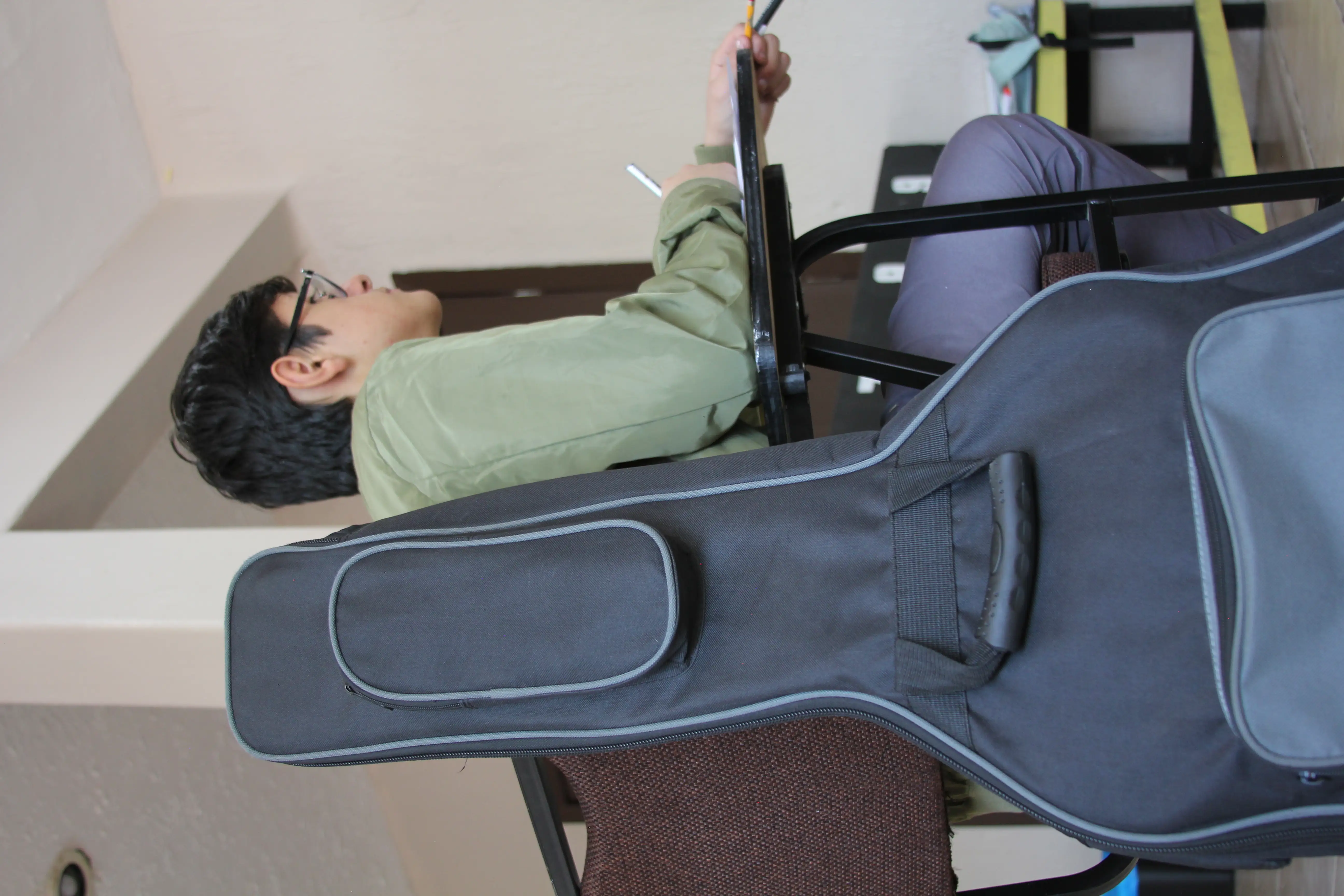 Estudiante músico concentrado