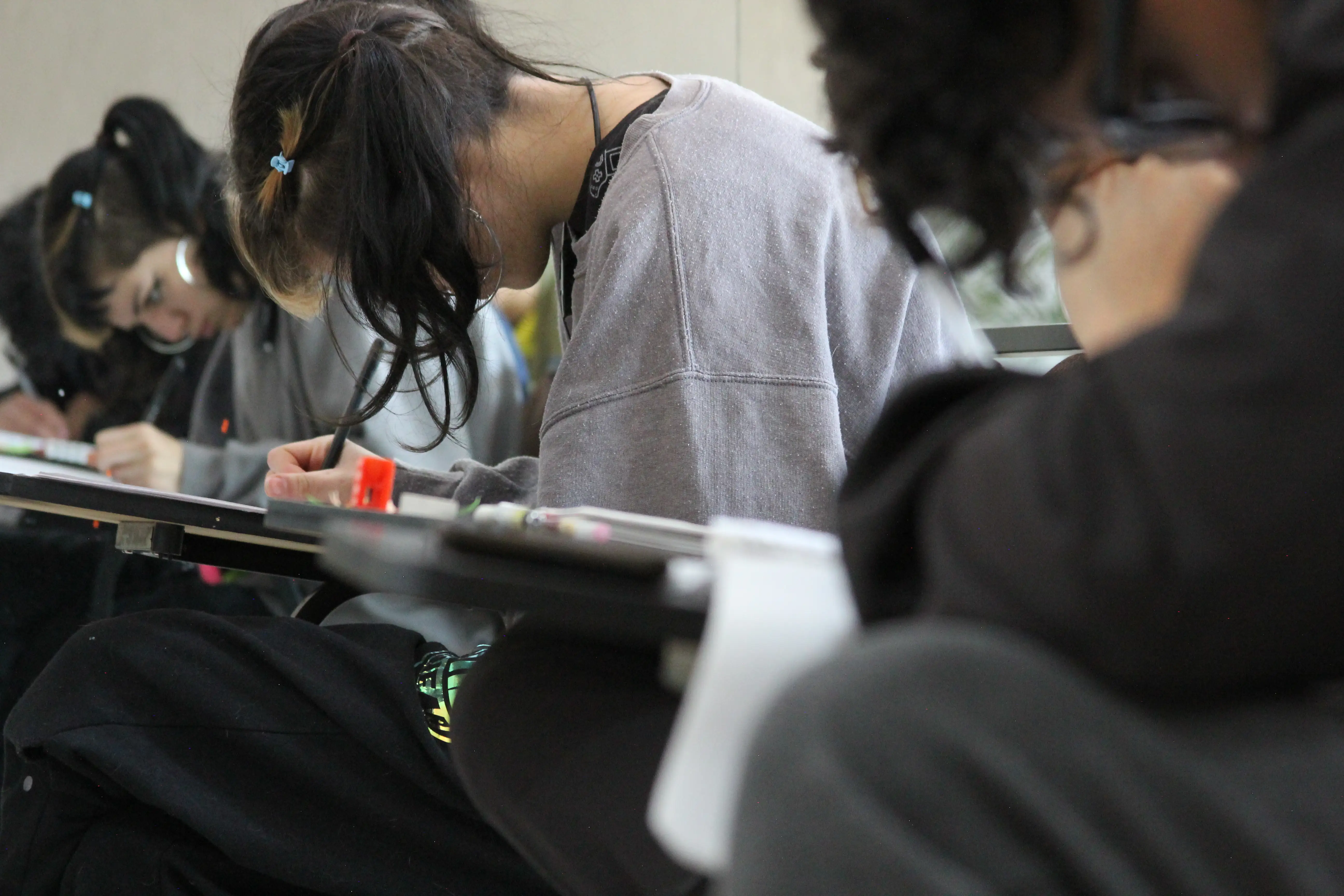 Estudiantes pensando y creando